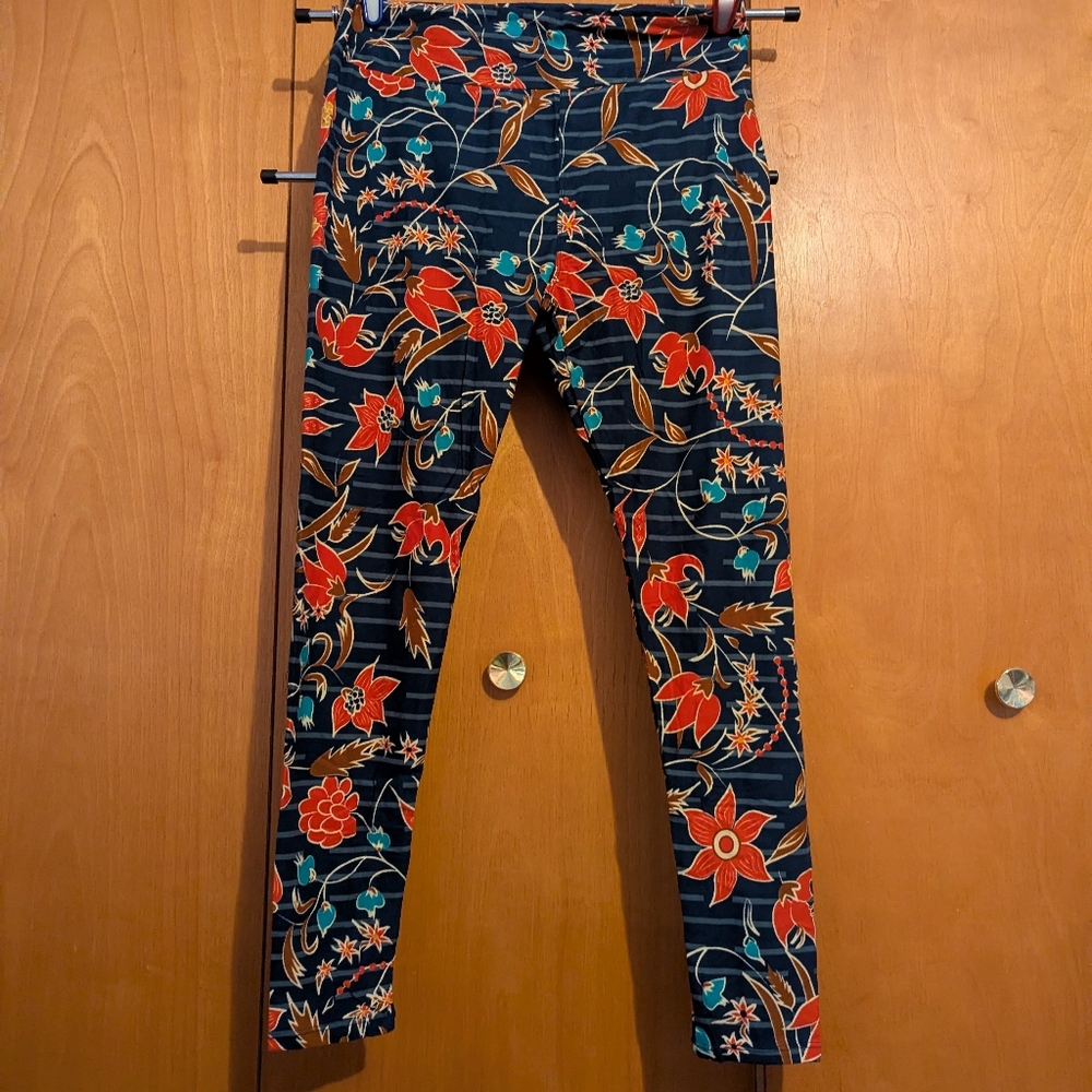 LuLaRoe TC Dark Blue with Red Flowers Leggings